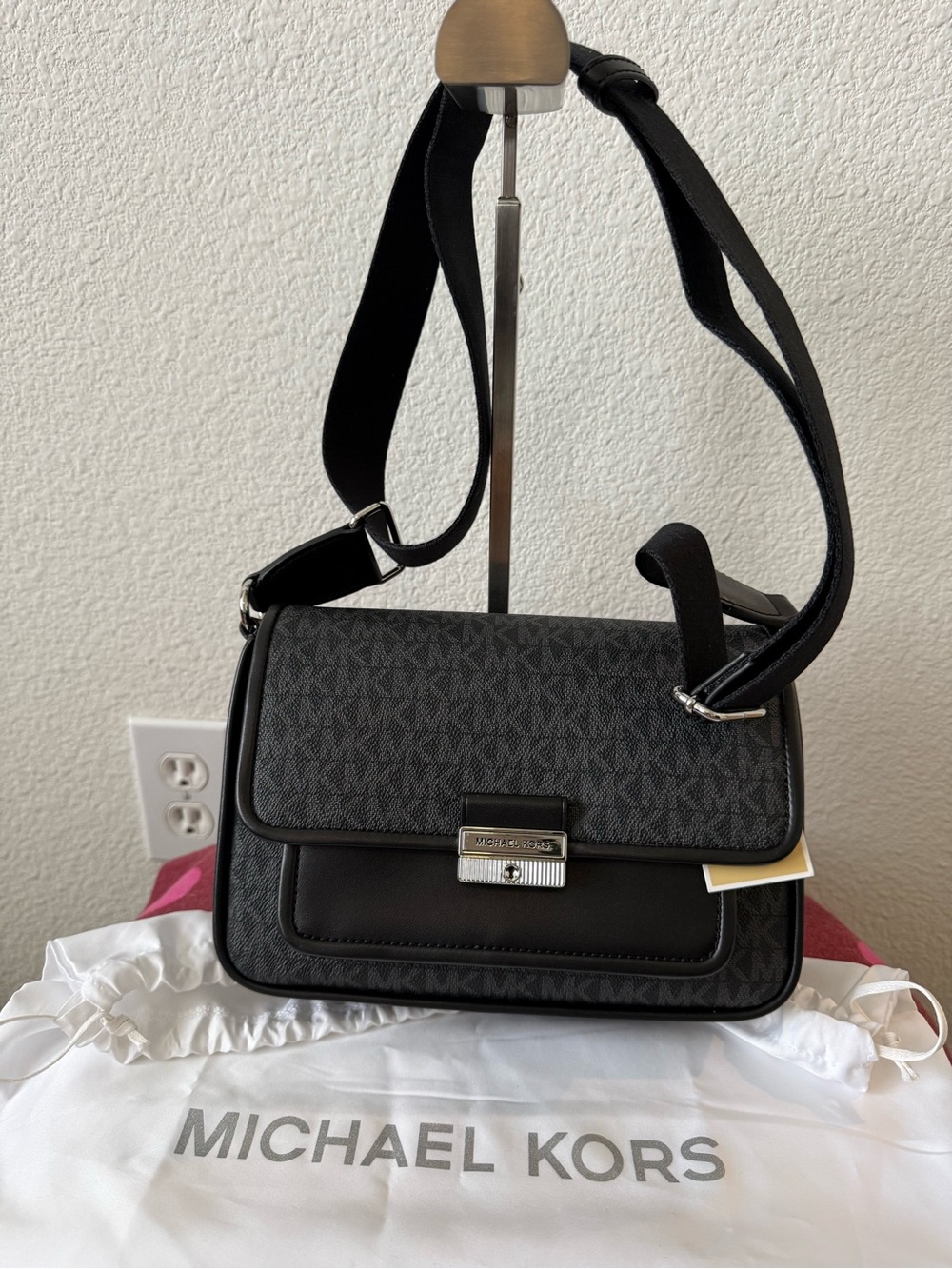 Michael Kors Bradshaw Medium Messenger MK Signature Black NWT - Picture 9 of 9